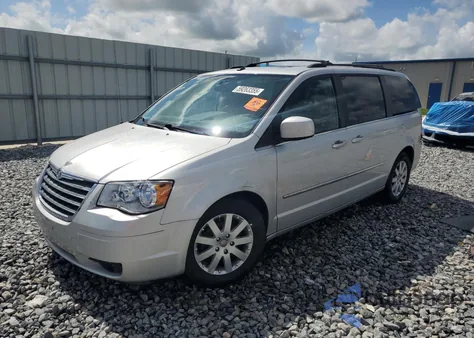 2010 Chrysler Town & Country Touring из США, поврежденный, VIN 2A4RR5D17AR138018